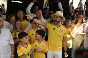 Trump-endorsed de la Espriella holds slim lead in Colombia's election as his rival challenges vote
