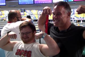 Former Buc Mike Alstott hosts summer bowling party for those with special needs