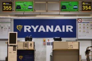 US investigators lead probe into Ryanair flight where man was partly sucked out of broken window