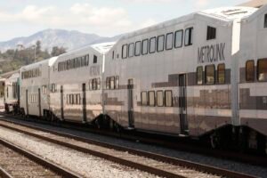 Metrolink train breaks down in Anaheim Hills, stranding hundreds of passengers