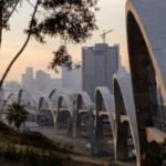 Man climbs to top of L.A.'s 6th Street Bridge, drawing police and firefighters, stopping traffic